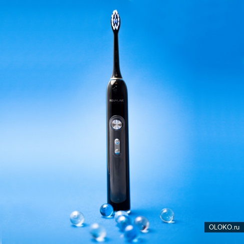 Звуковая зубная щетка Revyline RL 010 в черном дизайне. 